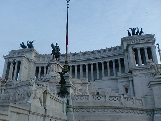 ローマ旅行記８ ヴェネツィア広場とヴィットリオ エマヌエーレ２世記念堂 僕の旅行体験記